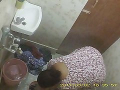 BBW Mature Indian Milf Rina Washing In Bathroom